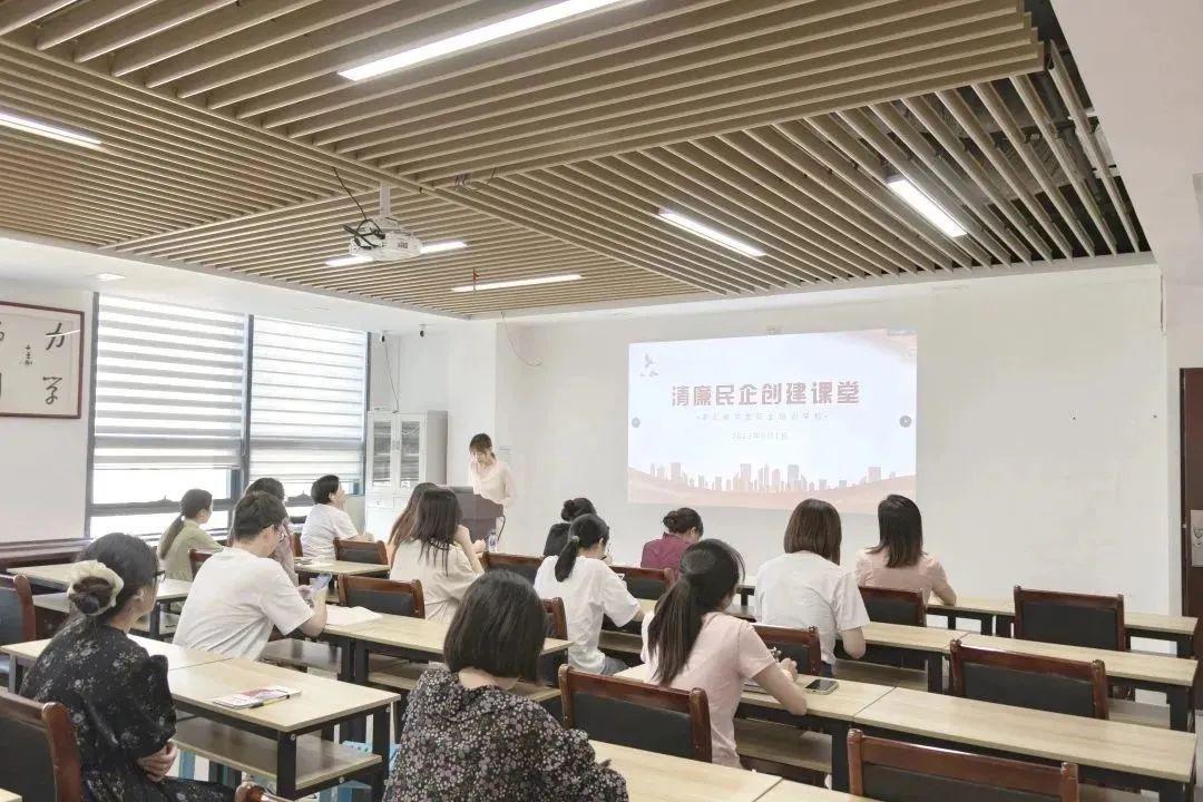 湖北华龙职业培训学校——洪山区网络界人士之家(图7)