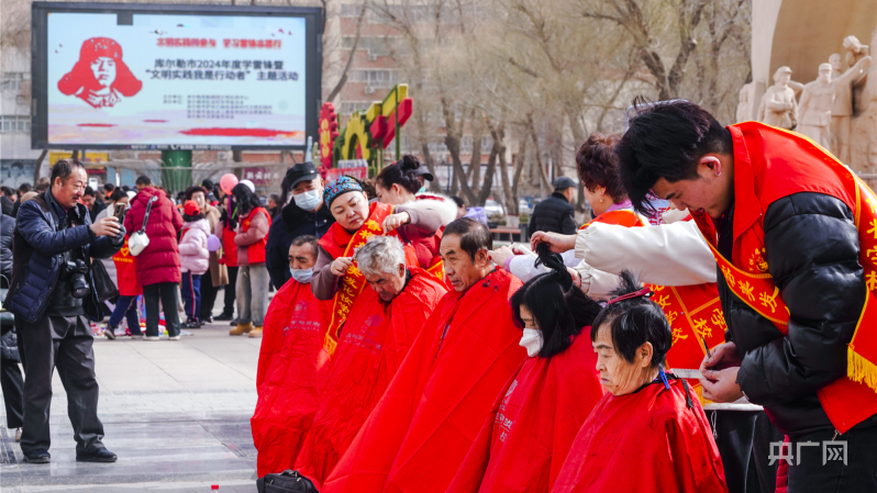 春风三月学雷锋完美体育 梨城处处“志愿红”(图1)