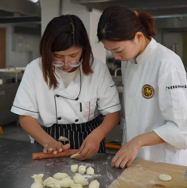 完美体育疏附县中等职业技术学校教师跟岗培训教师欢送会在广州旅商举行(图5)