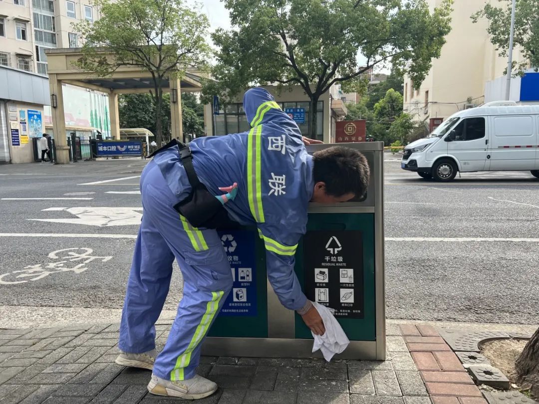 他们为“城完美体育市美容师”撑起防暑降温的“清凉伞”……(图1)